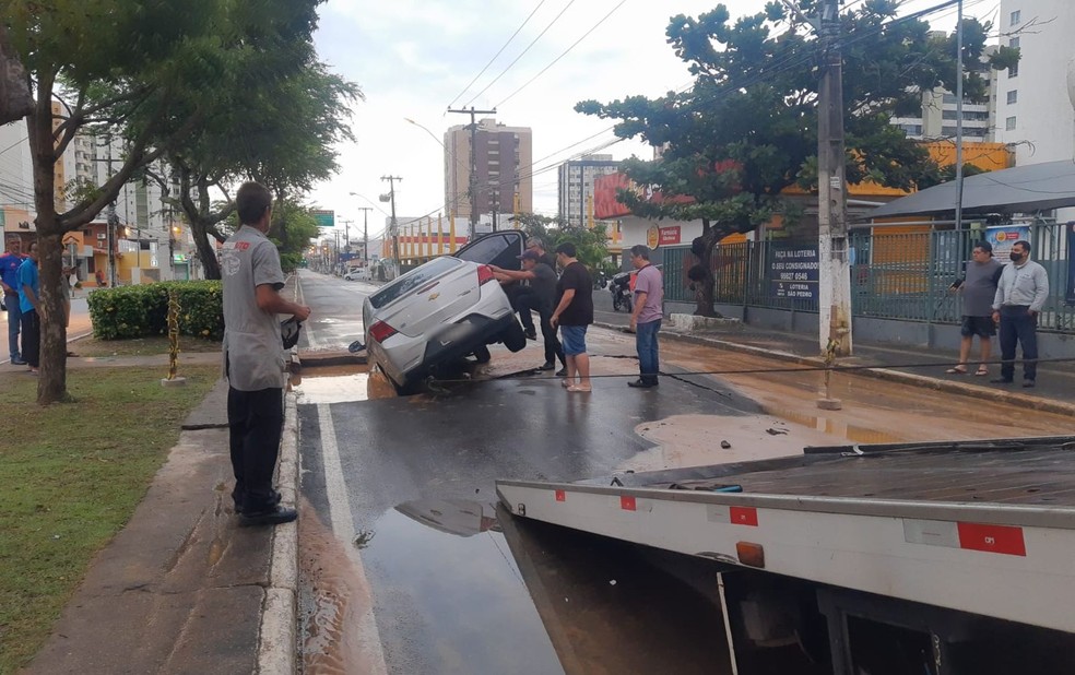 Avenida foi interditada em virtude do acidente — Foto: Anderson Barbosa/TV Sergipe