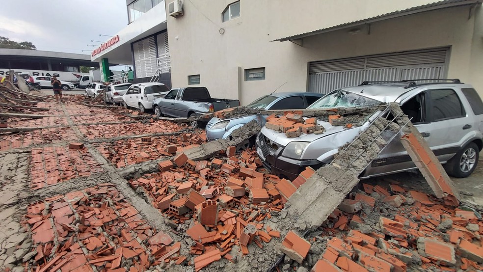 Muro de galpão cai em cima de carros e teto de ginásio desaba durante temporal em Água Branca | Piauí | G1