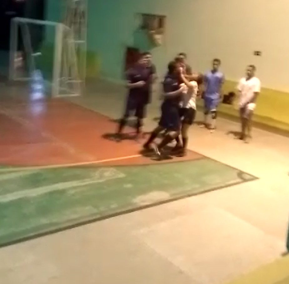 Árbitra de futsal é agredida com tapa e socos por jogador após expulsá-lo de partida: 