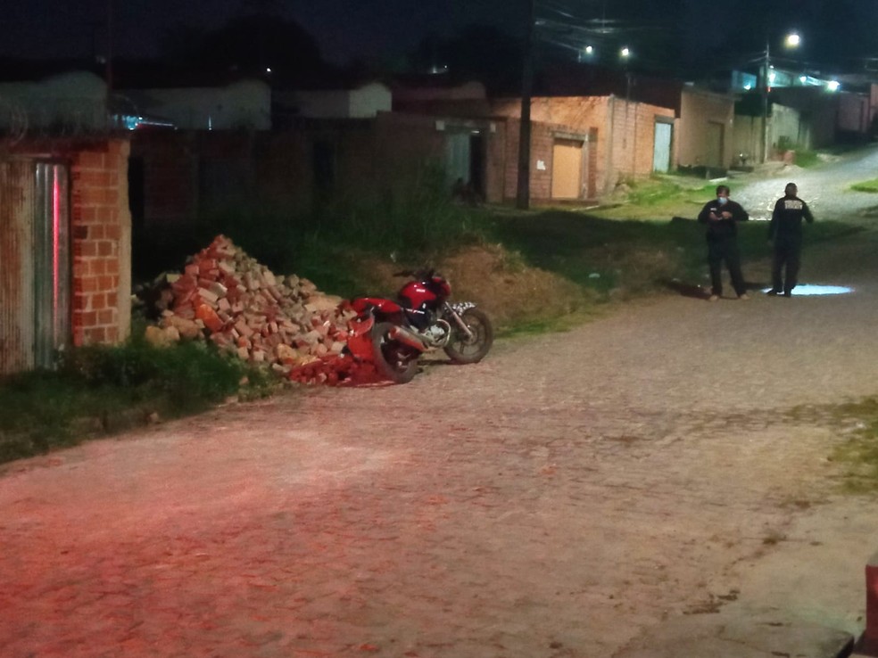 Vítima estava de moto quando foi morto em Teresina — Foto: Reprodução