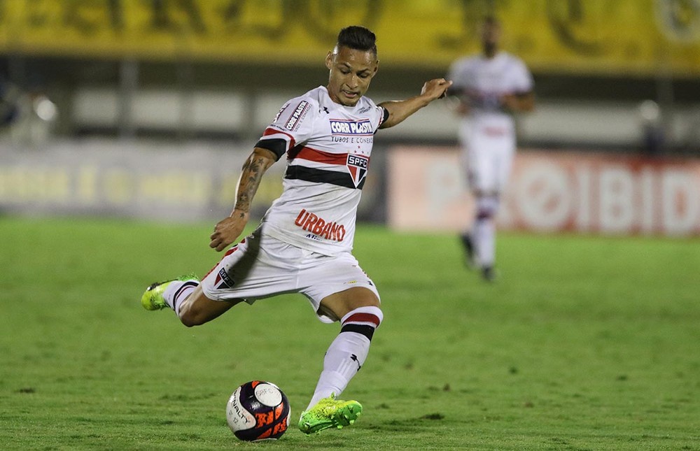 Neilton realiza exames para assinar com o Vitória