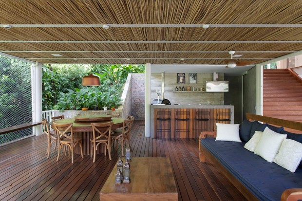 Décor do dia: área gourmet com teto em bambu e muita madeira (Foto: Leonardo Costa/Divulgação)
