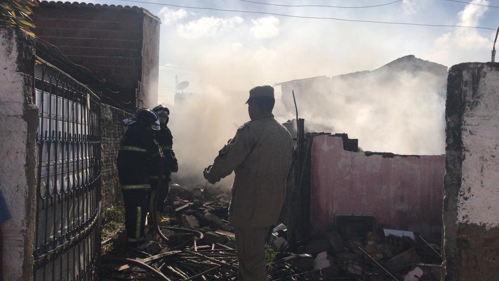 Incêndio atingiu duas casas na Zona Oeste de Natal — Foto: Gabriela Fernandes/Inter TV Cabugi