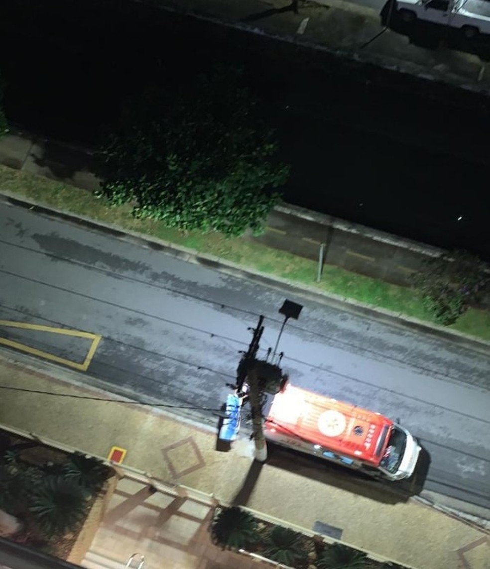 Vizinhos flagraram momento que ambulância chegou ao condomínio em Santos, SP — Foto: Reprodução