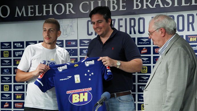 Uillian Correia recebe camisa do Cruzeiro de Bruno Vicintin, novo vice-presidente de futebol do clube (Foto: Washington Alves)