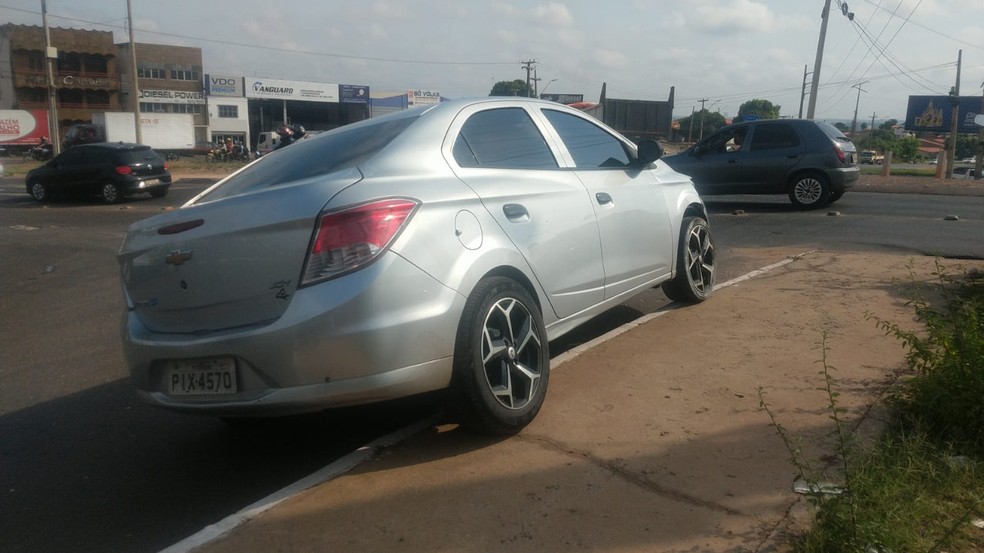 Três são presos suspeitos de assalto e polícia apreende carro roubado, celulares e arma em Teresina — Foto: Divulgação/PMPI