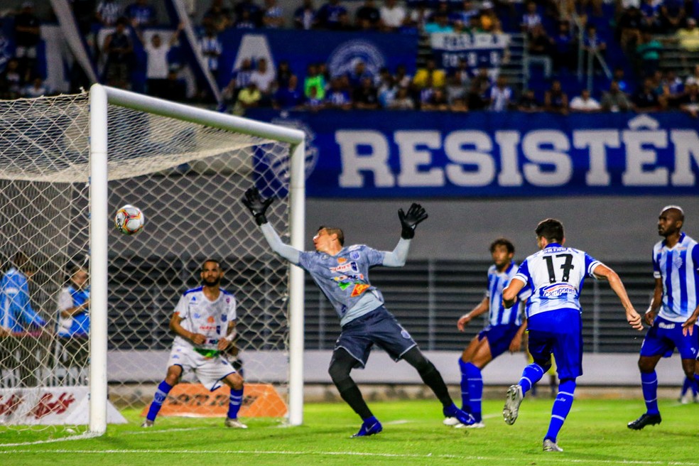 Pimpão marca de cabeça para o CSA — Foto: Ailton Cruz/Gazeta de Alagoas