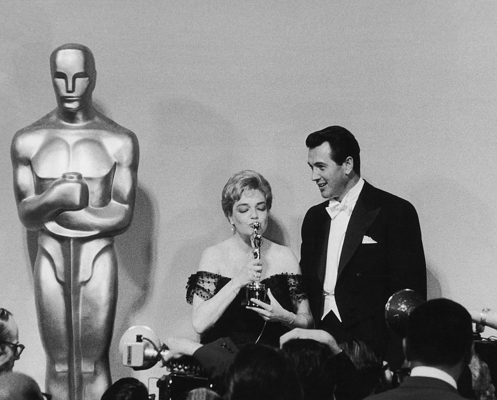 O ator Rock Hudson (1925 -1985) com a atriz francesa Simone Signoret (1921 - 1985) na cerimônia do Oscar, em 1960  (Foto: Jack Albin/Pictorial Parade/Hulton Archive/Getty Images)