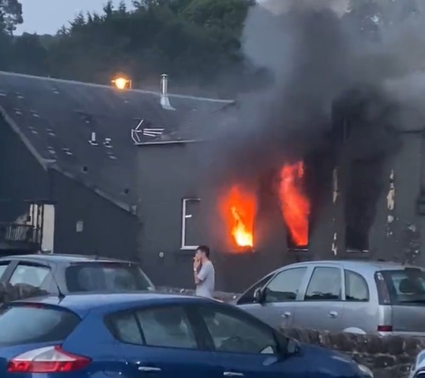 Imagens mostram incêndio devastador em restaurante de Nick Nairn famoso chef escocês (Foto: Reprodução/Twitter)