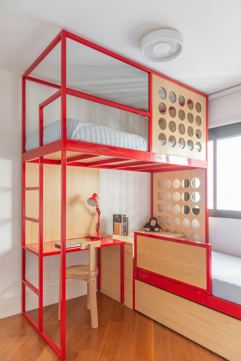 Beliche vermelha tem escrivaninha embutida e cama escondida em gavetão (Foto: Cris Farhat/Divulgação)