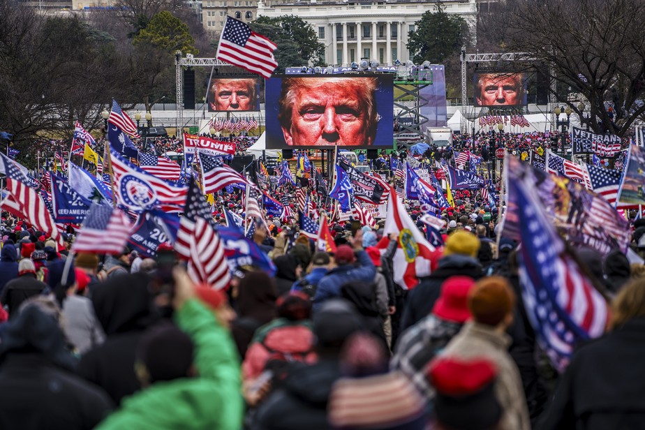 Comício 'Pare o Roubo' em frente à Casa Branca em Washington, horas antes de uma multidão pró-Trump invadir o Capitólio