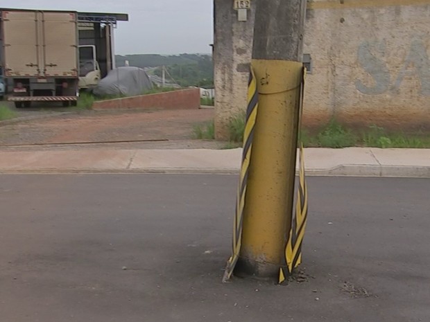 Um dos postes está em frente a uma garagem de empresa (Foto: Reprodução/TVTEM)