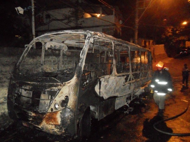 Ônibus é incendiado em Vitória (Foto: Mariana Perim/ G1)