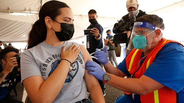 bbc Três vacinas contra o coronavírus estão sendo administradas nos EUA (Foto: Getty Images via BBC News Brasil)