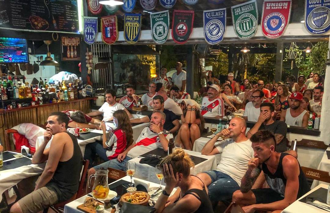 Jogo termina com decepção dos torcedores do River Plate em Búzios, no RJ