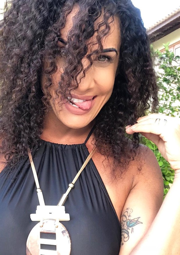Scheila Carvalho mostra cabelo natural supercacheado (Foto: Reprodução/Instagram)