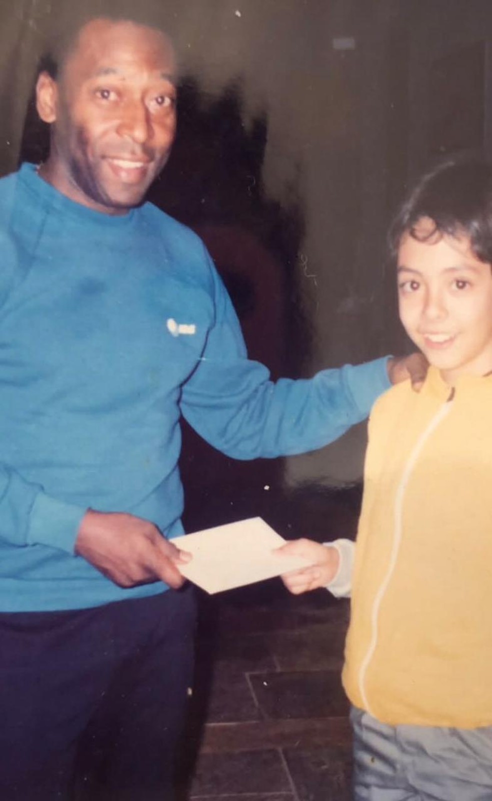 Pelé com o torcedor Luciano Fitochi, em 1991 — Foto: Arquivo pessoal