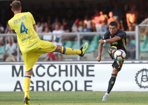 VERONA, ITALY - AUGUST 18:  Cristiano Ronaldo (R) of Juventus kicks a ball during the Serie A match between Chievo Verona and Juventus at Stadio Marc'Antonio Bentegodi on August 18, 2018 in Verona, Italy.  (Photo by Marco Luzzani/Getty Images) (Foto: Getty Images)