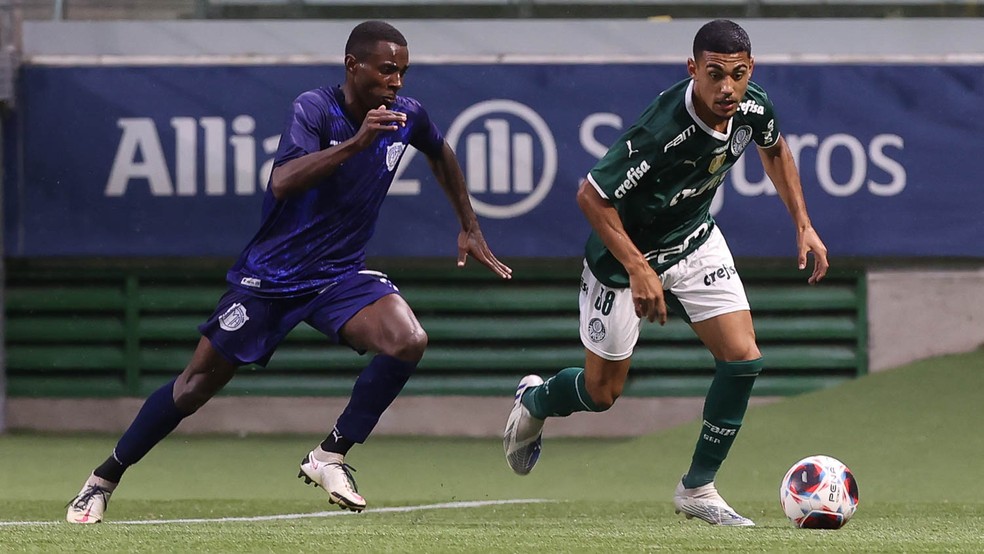 Riquelme Fillipi, atacante do sub-17 do Palmeiras, no jogo-treino contra o Monte Azul — Foto: Cesar Greco/Palmeiras