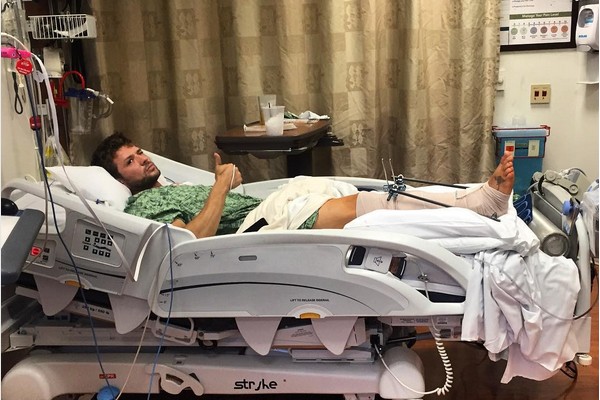 O ator Ryan Phillippe com a perna quebrada em um hospital (Foto: Instagram)