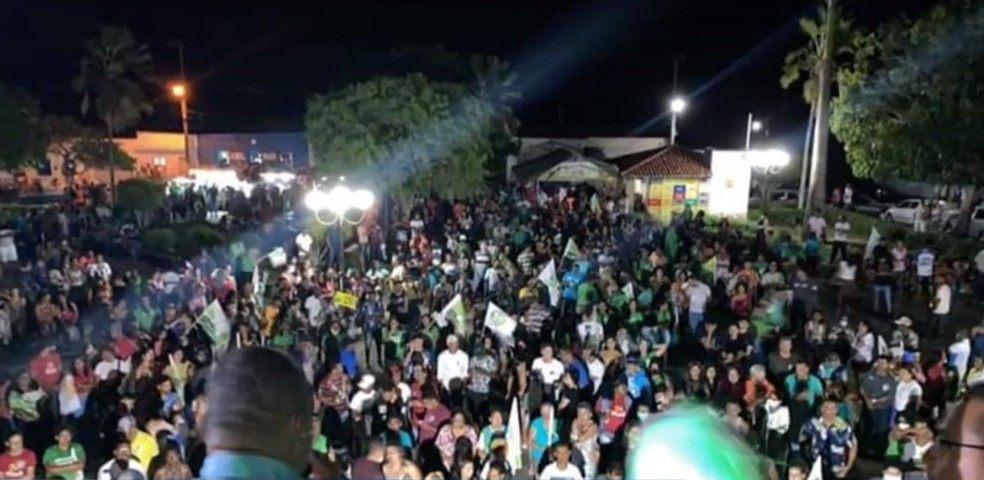 Moradores aglomerados em Piritiba, na Bahia, durante campanha política — Foto: Reprodução / TV Bahia