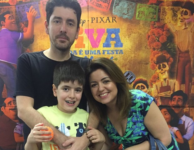 Andrea Werner, autora do livro Lagarta Vira Pupa, com seu filho Theo e seu marido Leandro  (Foto: CRESCER)