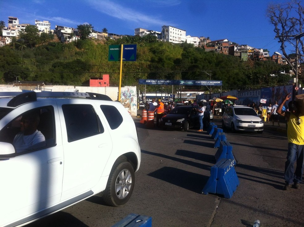 Ferry tem espera para embarque de 3h para carros e de 1h para pedestres — Foto: Dalton Soares/TV Bahia