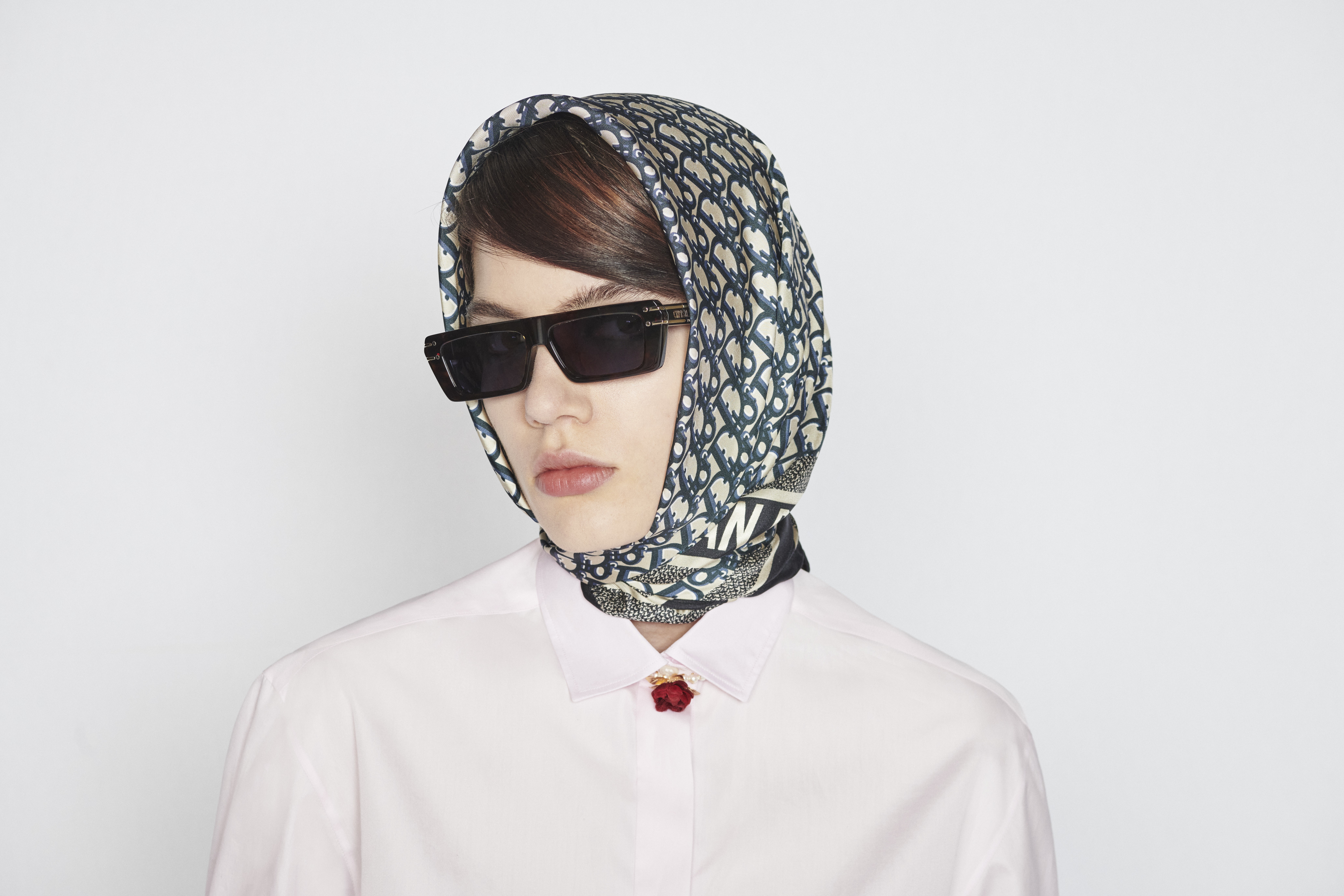 Lenço e bandana: sugestão de modelos para você aderir à tendência - Dior (Foto: Divulgação)