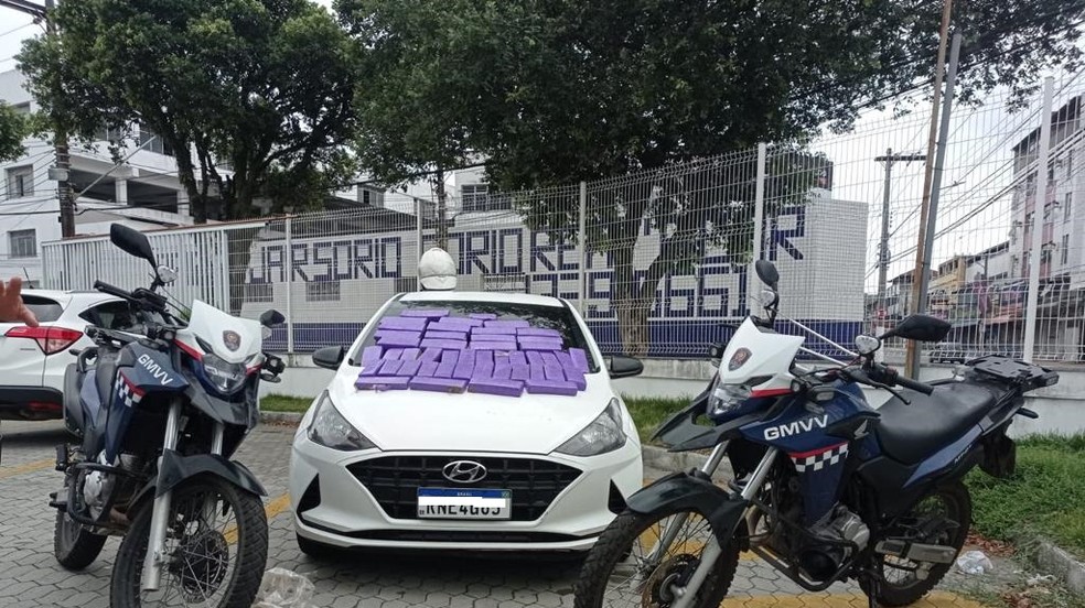 Homens jogaram caixa com mais de 40 quilos de maconha de carro durante perseguição em Vila Velha — Foto: Guarda Municipal de Vila Velha/Divulgação
