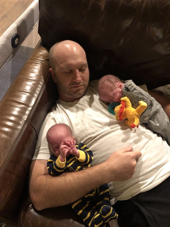 Chris com dois bebês (Foto: Reprodução/Today Parents)