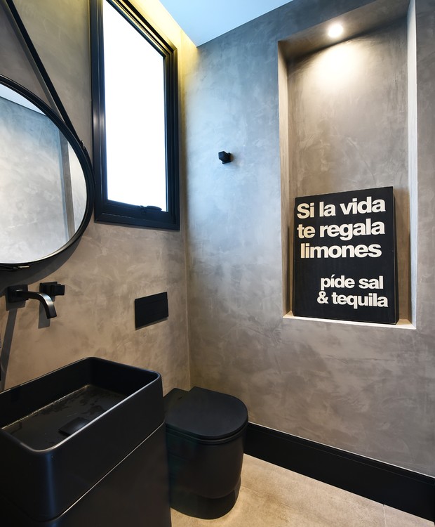 O lavabo tem decoração minimalista e estilo industrial (Foto: Divulgação)