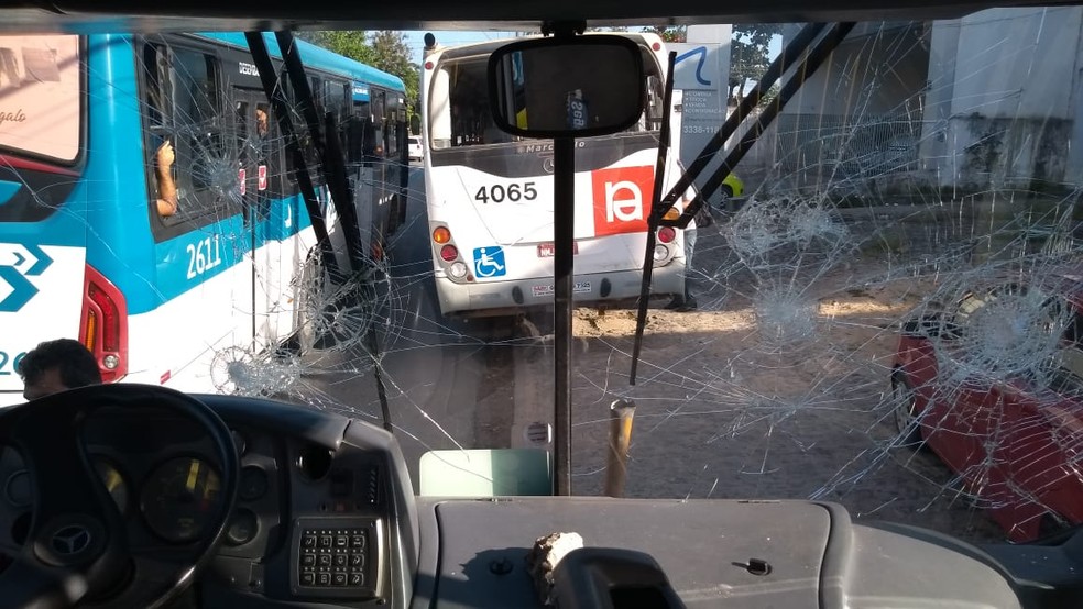 Para-brisa do ônibus ficou danificado — Foto: Abidias Martins/TV Gazeta