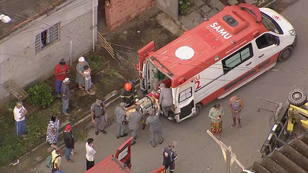 Vítima é resgatada após perna ficar presa embaixo de empilhadeira na Grande SP — Foto: Reprodução TV Globo