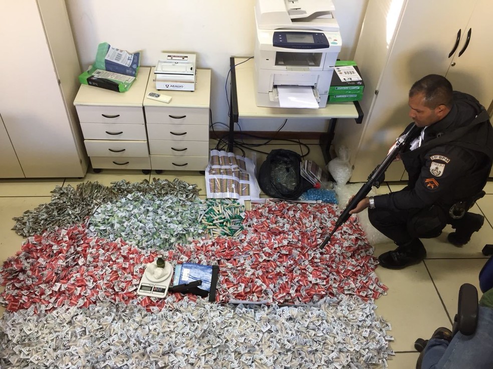 Grande quantidade de drogas foi apreendida nesta sexta-feira (20) em Araruama (Foto: DivulgaÃ§Ã£o/25Âº BPM)