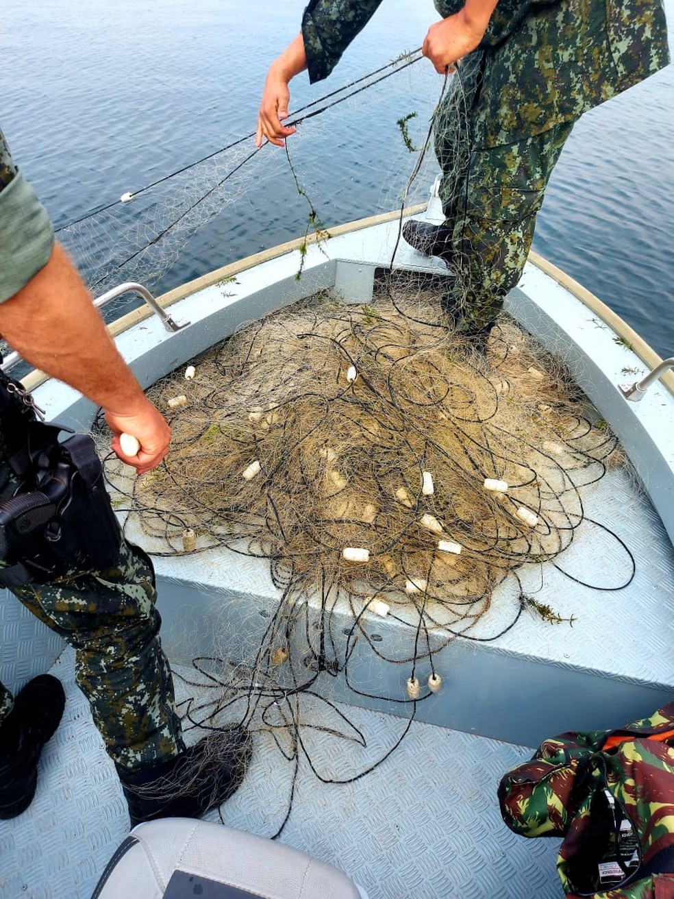 Redes de pesca irregulares foram apreendidas no Rio Paraná — Foto: Polícia Militar Ambiental