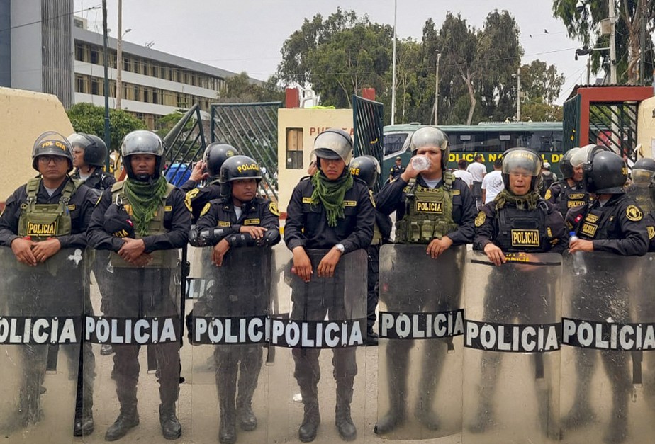 Tropa de choque entra no campus da Universidade de San Marcos, em Lima, para prender manifestantes escondidos no local