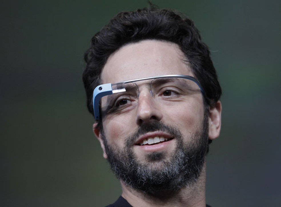 Sergey Brin, cofundador do Google, apresentou o Google Glass, óculos de realidade aumentada da empresa que será vendido para visitantes do Google I/O por US$ 1,5 mil — Foto: Paul Sakuma/AP