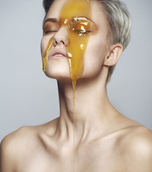 Use uma máscara caseira com mel para cuidar da pele neste inverno (Foto: Thinkstock)