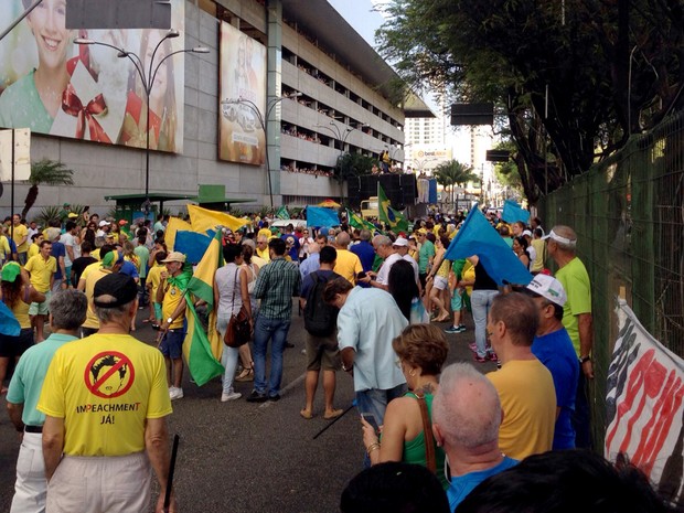 Manifestantes fecham trecho da avenida Hermes da Fonseca, em Natal (Foto: Emmily Virgilio/Inter TV Cabugi)