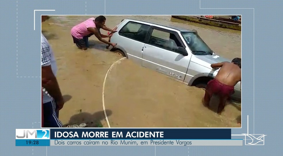 Carro sendo retirado do rio Munim, no município de Presidente Vargas — Foto: Reprodução/TV Mirante