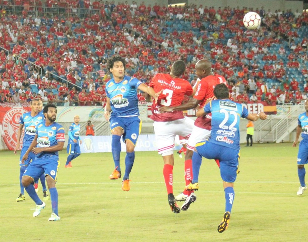  Janderson (no meio, no ar) durante o confronto com o América-RN, na Série D deste ano (Foto: Canindé Pereira/América-RN)