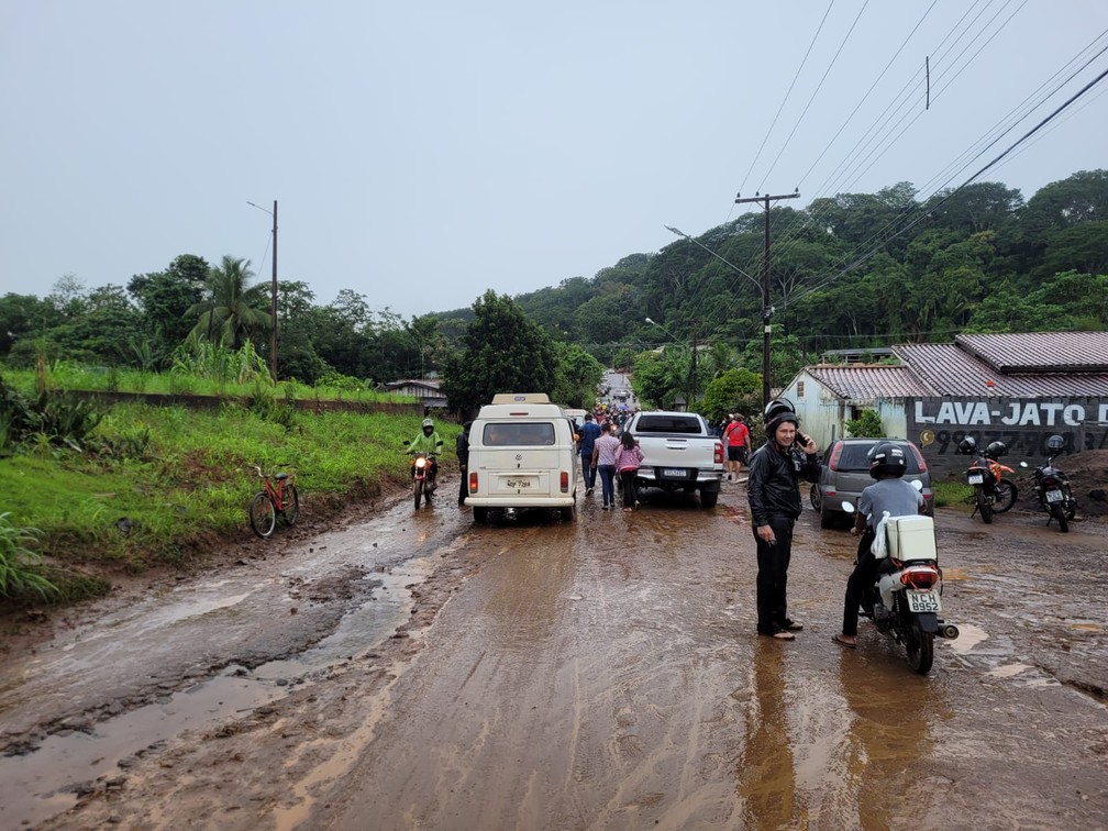 Moradores em meio a rua de Ouro Preto do Oeste, RO — Foto: Rauã Araújo/Rede Amazônica 