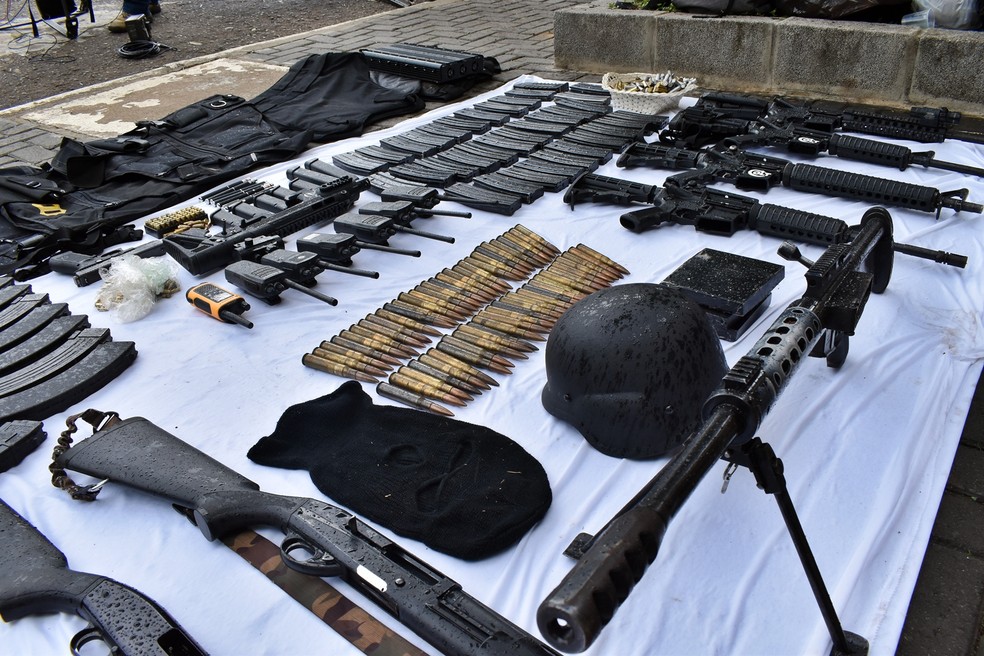 Parte das armas utilizadas pelos integrantes da quadrilha de roubos a bancos motos em Varginha (MG) — Foto: Franco Junior/g1
