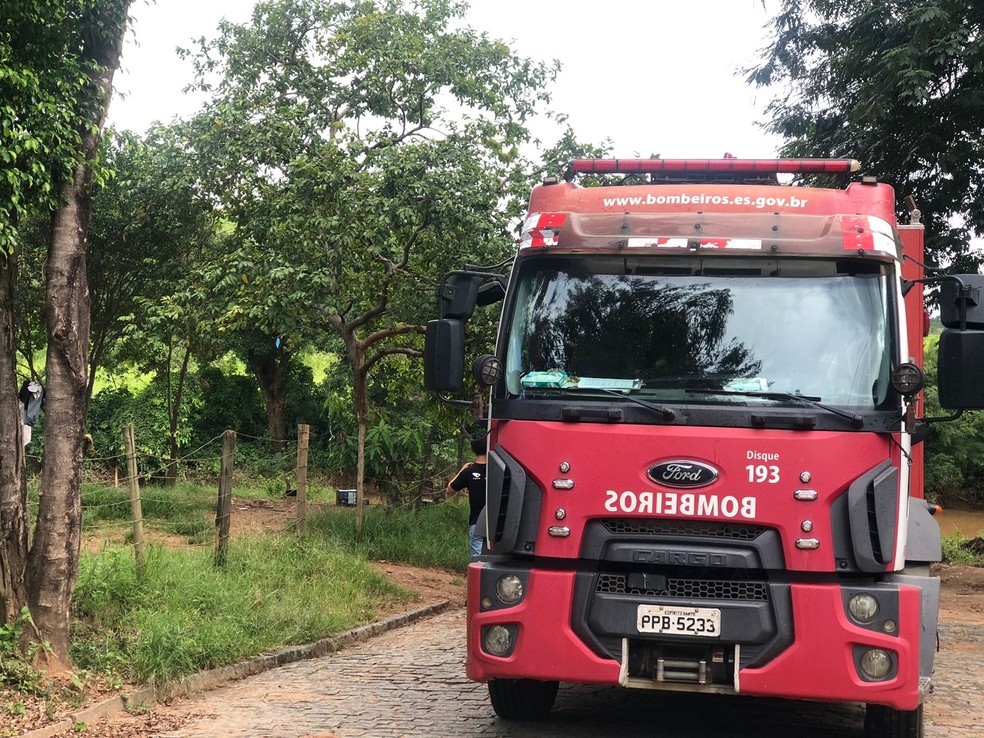 Bombeiros fizeram vistoria na residência onde mulher teve 70% do corpo queimado no Sul do ES.  — Foto: Thomaz Albano/ TV Gazeta