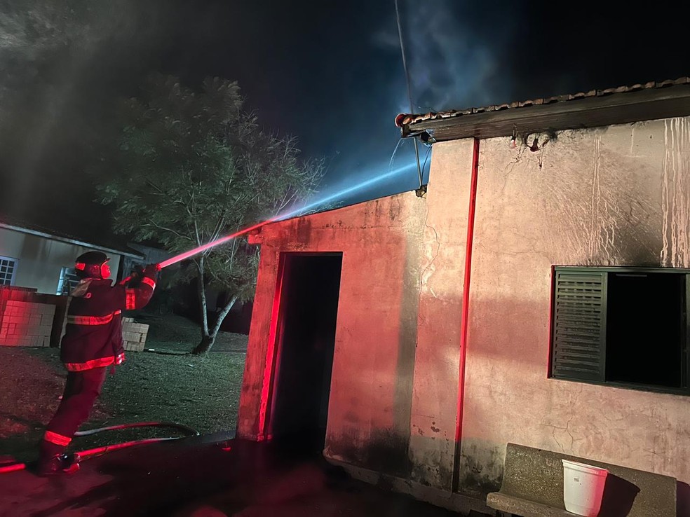 Bombeiro atende ocorrência em asilo de Botucatu — Foto: Acontece Botucatu/Divulgação