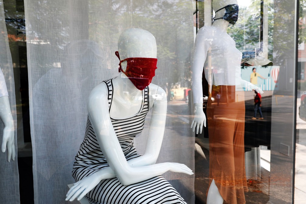4 de maio - Máscaras são colocadas em manequins em uma loja de roupas recém-inaugurada em Assunção, no Paraguai. O governo autorizou a abertura de algumas lojas sob o plano chamado de 'Quarentena inteligente'. — Foto: Jorge Saenz/AP