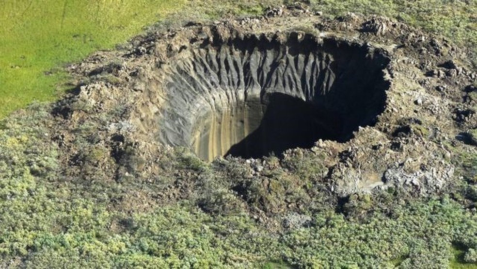 Cientistas acreditam que temperaturas mais quentes do solo fizeram com que bolsões subterrâneos de gás explodissem espontaneamente sob o permafrost — Foto: GETTY IMAGES
