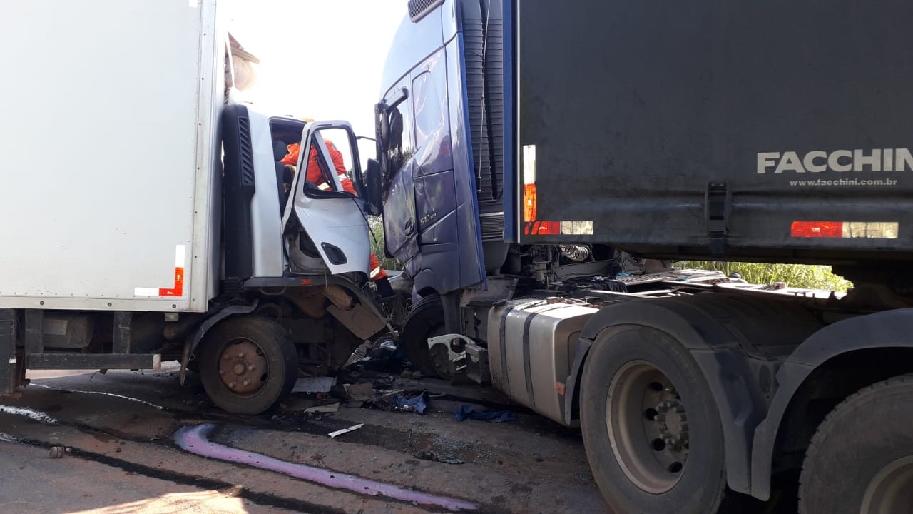Acidente entre caminhão e carreta deixa morto e feridos na BR-354, em Arcos
