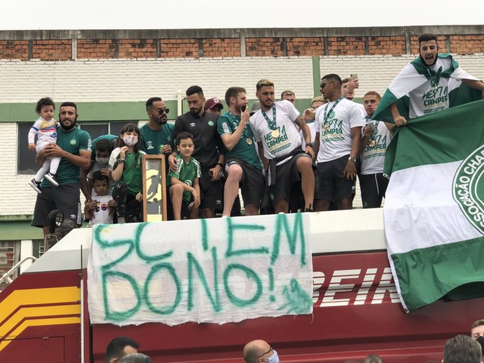 Elenco desfilo em carro aberto com direito a faixa com dizeres: "SC tem dono!" — Foto: Eduardo Florão
