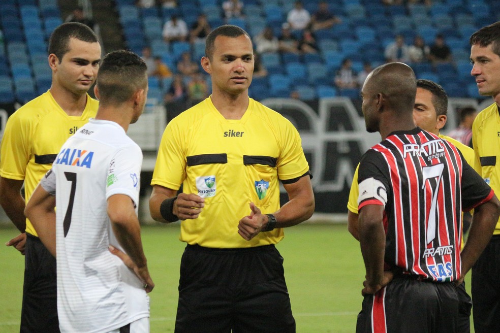 Tarcísio Flores da Silva apita ABC x Baraúnas nesta quarta-feira (Foto: Andrei Torres/ABC)